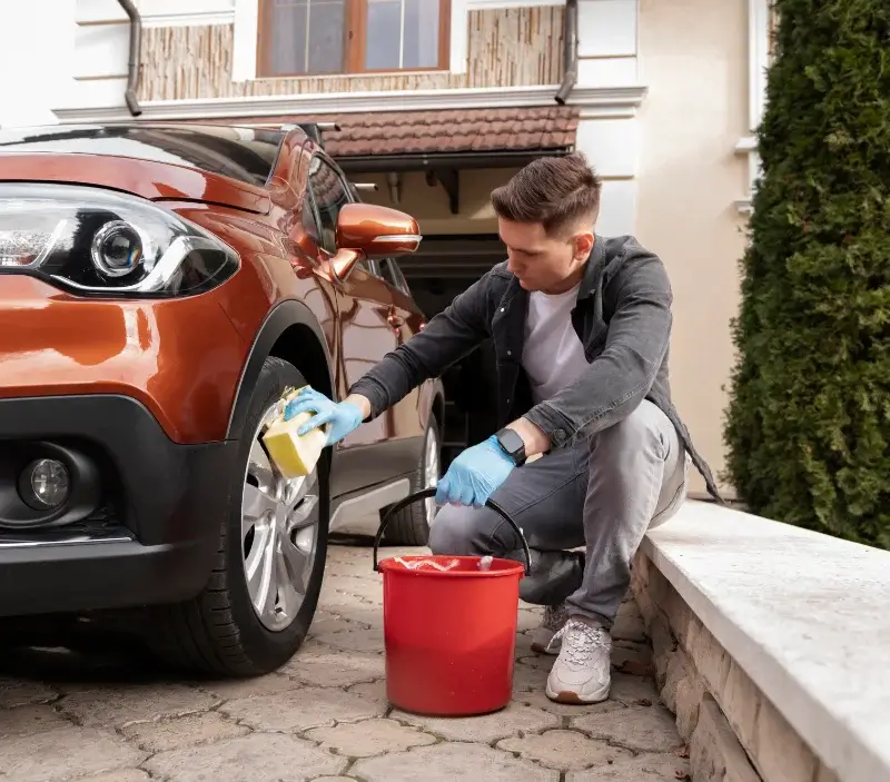Lavage auto à domicile Saint-Denis-Catus : professionnel intervenant sur un véhicule